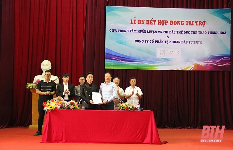 Trung tâm Huấn luyện và Thi đấu TDTT tỉnh và Công ty CP Tập đoàn đầu tư EMIR tiến hành ký kết.