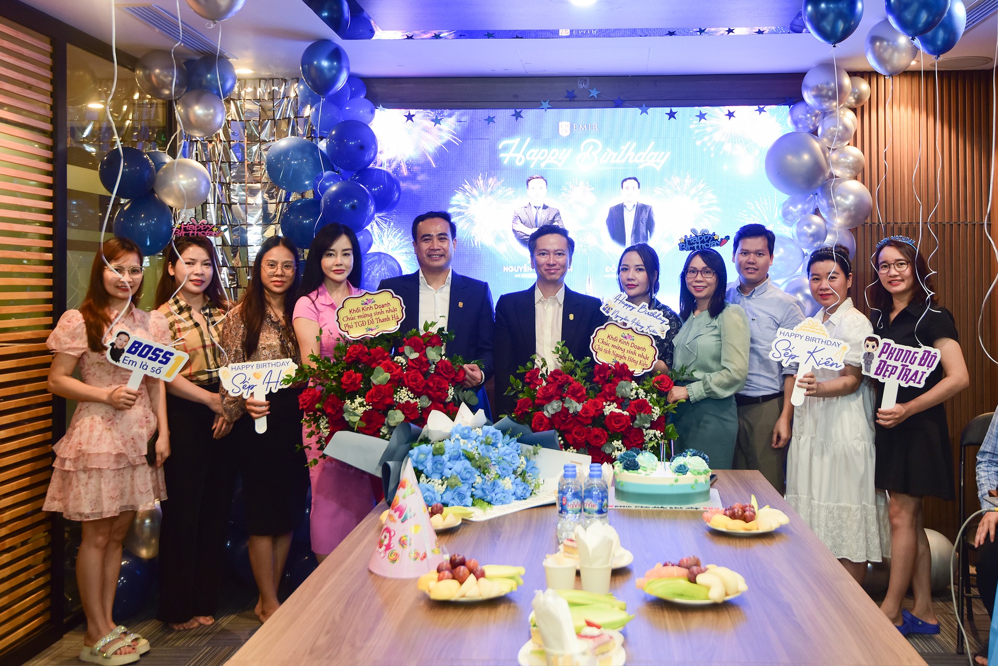 Phòng Kinh Doanh chúc mừng sinh nhật Chủ tịch HĐQT và Phó Tổng Giám đốc.